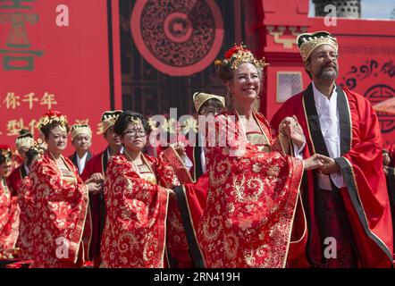 AKTUELLES ZEITGESCHEHEN Massenhochzeit nach traditionellem Ritus in China (150502) -- CHONGQING, 2. Mai 2015 -- Brautpaare in Han-Kleidung nehmen an einer Gruppenhochzeit im malerischen Taohuayuan-Gebiet in Youyang, Chongqing im Südwesten Chinas, am 2. Mai 2015 Teil. Insgesamt 99 Paare aus dem in- und Ausland nehmen an der Hochzeitszeremonie Teil, die den Ritualen der Han-Dynastie (220 v. Chr. -220 n. Chr.) folgte. (mt) CHINA-CHONGQING-GROUP WEDDING CEREMONY (CN) ChenxCheng PUBLICATIONxNOTxINxCHN News aktuelle Ereignisse Massenhochzeit nach traditionellem Ritus in China Chongqing 2. Mai 2015 Brautpaare mit Han-Tuch Stockfoto