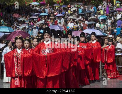 AKTUELLES ZEITGESCHEHEN Massenhochzeit nach traditionellem Ritus in China (150502) -- CHONGQING, 2. Mai 2015 -- Brautpaare in Han-Kleidung nehmen an einer Gruppenhochzeit im malerischen Taohuayuan-Gebiet in Youyang, Chongqing im Südwesten Chinas, am 2. Mai 2015 Teil. Insgesamt 99 Paare aus dem in- und Ausland nehmen an der Hochzeitszeremonie Teil, die den Ritualen der Han-Dynastie (220 v. Chr. -220 n. Chr.) folgte. (mt) CHINA-CHONGQING-GROUP WEDDING CEREMONY (CN) ChenxCheng PUBLICATIONxNOTxINxCHN News aktuelle Ereignisse Massenhochzeit nach traditionellem Ritus in China Chongqing 2. Mai 2015 Brautpaare mit Han-Tuch Stockfoto