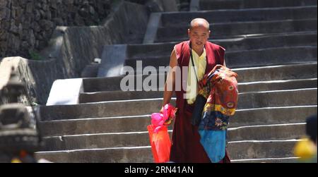 (150502) -- KATHMANDU, 2. Mai 2015 -- Ein buddhistischer Mönch bringt sein hab und gut aus einem beschädigten Kloster nach einem massiven Erdbeben in Kathmandu, Nepal, 2. Mai 2015. Die Zahl der Todesopfer des schweren Erdbebens vom vergangenen Samstag in Nepal erreichte 6.659 und insgesamt 14.062 weitere wurden verletzt, sagte das heimatministerium des Landes am Samstag. ) NEPAL-KATHMANDU-ERDBEBEN-NACHWIRKUNGEN SunilxSharma PUBLICATIONxNOTxINxCHN Kathmandu 2. Mai 2015 ein buddhistischer Mönch bringt seine Zugehörigkeit aus einem beschädigten Kloster nach einem massiven Erdbeben in Kathmandu Nepal 2. Mai 2015 die Todesopfer von Load Samstag S Mächtigen Earthqua Stockfoto