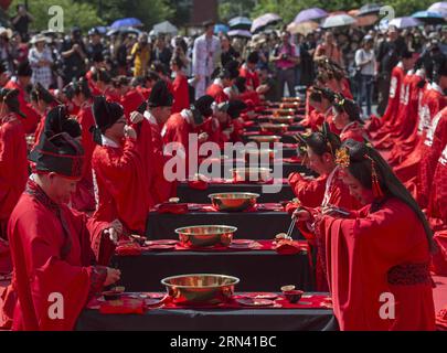 AKTUELLES ZEITGESCHEHEN Massenhochzeit nach traditionellem Ritus in China (150502) -- CHONGQING, 2. Mai 2015 -- Brautpaare in Han-Kleidung nehmen an einer Gruppenhochzeit im malerischen Taohuayuan-Gebiet in Youyang, Chongqing im Südwesten Chinas, am 2. Mai 2015 Teil. Insgesamt 99 Paare aus dem in- und Ausland nehmen an der Hochzeitszeremonie Teil, die den Ritualen der Han-Dynastie (220 v. Chr. -220 n. Chr.) folgte. (mt) CHINA-CHONGQING-GROUP WEDDING CEREMONY (CN) ChenxCheng PUBLICATIONxNOTxINxCHN News aktuelle Ereignisse Massenhochzeit nach traditionellem Ritus in China Chongqing 2. Mai 2015 Brautpaare mit Han-Tuch Stockfoto