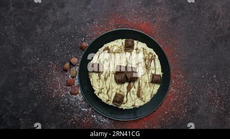 kinder Bueno Schokoladen-Käsekuchen und Vanille-Dessert Stockfoto