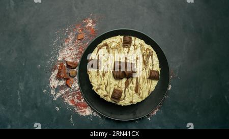 kinder Bueno Schokoladen-Käsekuchen und Vanille-Dessert Stockfoto