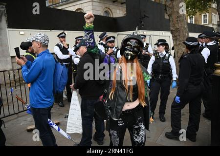 Downing Street, London, Großbritannien. August 2023 31. Etwa 50 Polizeibeamte räumten das Protestgebiet, das ein Jahr lang außerhalb der Downing Street errichtet worden war. Das gesamte Personal, der Tisch und der Stuhl des Tierheims und drei Hühner wurden in einen Van geladen. Kredit: Siehe Li/Picture Capital/Alamy Live News Stockfoto