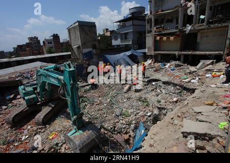 (150502) -- KATHMANDU, 2. Mai 2015 -- Retter arbeiten an Trümmern nach dem massiven Erdbeben am 25. April in Kathmandu, Nepal, 2. Mai 2015. Die Zahl der Todesopfer des Erdbebens stieg auf 6.659 und 14.062 Menschen wurden verletzt, sagte das Innenministerium am Samstag. ) NEPAL-KATHMANDU-ERDBEBEN-NACHWIRKUNGEN SunilxSharma PUBLICATIONxNOTxINxCHN Kathmandu 2. Mai 2015 Rettungsarbeiten AUF Trümmern nach dem massiven Erdbeben AM 25. April in Kathmandu Nepal 2. Mai 2015 die Todeszahlen des Erdbebens stiegen auf 6 und 14 Prominente wurden verletzt das Innenministerium sagte AM Samstag Nepal Kathmandu Erdbeben nach Su Stockfoto