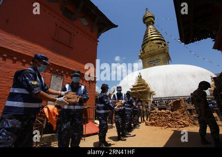 (150502) -- KATHMANDU, 2. Mai 2015 -- nepalesische Polizeibeamte verlegen nach dem massiven Erdbeben am 25. April in Kathmandu, Nepal, 2. Mai 2015 Steine. Die Zahl der Todesopfer des Erdbebens stieg auf 6.659 und 14.062 Menschen wurden verletzt, sagte das Innenministerium am Samstag. ) NEPAL-KATHMANDU-ERDBEBEN-NACHWIRKUNGEN SunilxSharma PUBLICATIONxNOTxINxCHN Kathmandu 2. Mai 2015 Mitarbeiter der nepalesischen Polizei verlegen Ziegel nach dem massiven Erdbeben AM 25. April in Kathmandu Nepal 2. Mai 2015 die Zahl der Todesopfer des Erdbebens stieg auf 6 und 14 Prominente wurden verletzt das Innenministerium sagte AM Samstag Nepal Stockfoto