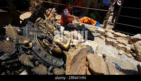 (150502) -- KATHMANDU, 2. Mai 2015 -- Bild vom 2. Mai 2015 zeigt eine zerstörte Stupa auf Trümmern nach dem massiven Erdbeben am 25. April in Kathmandu, Nepal. Die Zahl der Todesopfer des Erdbebens stieg auf 6.659 und 14.062 Menschen wurden verletzt, sagte das Innenministerium am Samstag. ) NEPAL-KATHMANDU-ERDBEBEN-NACHWIRKUNGEN SunilxSharma PUBLICATIONxNOTxINxCHN Kathmandu Mai 2 2015 Bild aufgenommen AM 2. Mai 2015 zeigt eine Ruine Stupa AUF Trümmern nach dem massiven Erdbeben AM 25. April in Kathmandu Nepal die Todesopfer des Erdbebens stiegen auf 6 und 14 Prominente wurden verletzt, sagte das Innenministerium Stockfoto