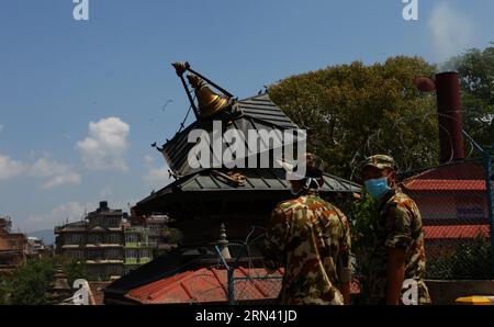 (150502) -- KATHMANDU, 2. Mai 2015 -- Mitarbeiter der nepalesischen Armee arbeiten an einem beschädigten Dach eines Tempels nach dem massiven Erdbeben am 25. April in Kathmandu, Nepal, 2. Mai 2015. Die Zahl der Todesopfer des Erdbebens stieg auf 6.659 und 14.062 Menschen wurden verletzt, sagte das Innenministerium am Samstag. ) NEPAL-KATHMANDU-ERDBEBEN-NACHWIRKUNGEN SunilxSharma PUBLICATIONxNOTxINxCHN Kathmandu 2. Mai 2015 Mitarbeiter der nepalesischen Armee arbeiten an einem beschädigten Dach eines Tempels nach dem massiven Erdbeben AM 25. April in Kathmandu Nepal AM 2. Mai 2015 wurde die Zahl der Todesopfer auf 6 und 14 Prominente im Haus verletzt Stockfoto