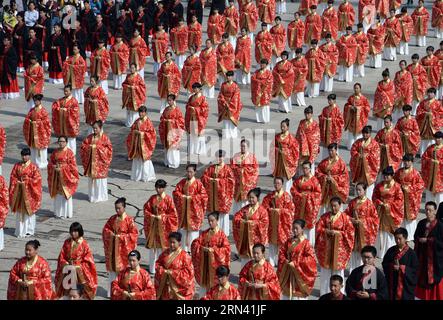 (150502) -- XI AN, 2. Mai 2015 -- Studenten nehmen an einer Erwachsenenzeremonie in Xi an, der Hauptstadt der nordwestchinesischen Provinz Shaanxi, Teil, 2. Mai 2015. Über 1.000 Schüler, die Han-Kostüme trachteten, verbeugten sich vor Lehrern und Eltern, um sich als Erwachsene zu erklären. ) (mt) CHINA-XI AN-ADULT CEREMONY (CN) LiuxXiao PUBLICATIONxNOTxINxCHN Xi bis 2. Mai 2015 Schüler nehmen AN der Adult Ceremony in Xi in der Hauptstadt des Nordwestens Chinas S Shaanxi Provinz 2. Mai 2015 Teil über 1 000 Schüler verkleiden Han Kostüme und verneigen sich vor Lehrern und Eltern, um FÜR erwachsen zu ERKLÄREN Oops Mt China Xi to Adult Ceremony CN PUBLICATIONxNOTxINxCHN Stockfoto