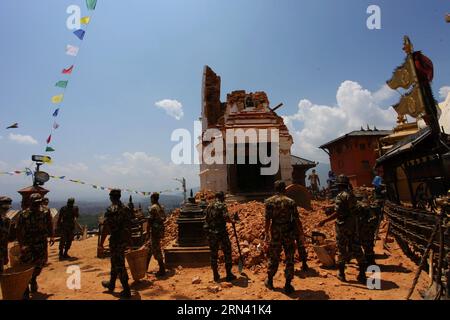 (150502) -- KATHMANDU, 2. Mai 2015 -- Personal der nepalesischen Armee arbeitet an einem beschädigten Tempel nach dem massiven Erdbeben am 25. April in Kathmandu, Nepal, 2. Mai 2015. Die Zahl der Todesopfer des Erdbebens stieg auf 6.659 und 14.062 Menschen wurden verletzt, sagte das Innenministerium am Samstag. ) NEPAL-KATHMANDU-ERDBEBEN-NACHWIRKUNGEN SunilxSharma PUBLICATIONxNOTxINxCHN Kathmandu 2. Mai 2015 Mitarbeiter der nepalesischen Armee arbeiten durch einen beschädigten Tempel nach dem massiven Erdbeben AM 25. April in Kathmandu Nepal 2. Mai 2015 wurde die Zahl der Todesopfer des Erdbebens auf 6 und 14 Prominente verletzt, sagte das Innenministerium auf Sa Stockfoto