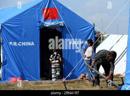 (150502) -- KATHMANDU, 2. Mai 2015 -- Menschen unterbringen sich am 2. Mai 2015 in einem chinesischen Zelt in Kathmandu, Nepal. Die Todesopfer des starken Erdbebens vom vergangenen Samstag in Nepal erreichten 6.659 und insgesamt 14.062 weitere wurden verletzt, sagte das heimatministerium am Samstag. )(bxq) NEPAL-KATHMANDU-SIEDLUNG QinxQing PUBLICATIONxNOTxINxCHN Kathmandu 2. Mai 2015 Prominente nehmen Zuflucht in einem chinesischen Zelt in Kathmandu Nepal AM 2. Mai 2015 erreichte die Zahl der Todesopfer von Load Samstag S starkes Erdbeben in Nepal 6 und insgesamt 14 weitere wurden verletzt, sagte das Heimatministerium des Landes Sat Stockfoto