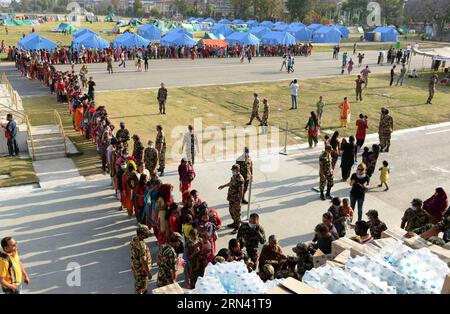 (150502) -- KATHMANDU, 2. Mai 2015 -- am 2. Mai 2015 stellen sich die Menschen in Kathmandu, Nepal, für Lieferungen an. Die Todesopfer des starken Erdbebens vom vergangenen Samstag in Nepal erreichten 6.659 und insgesamt 14.062 weitere wurden verletzt, sagte das heimatministerium am Samstag. )(bxq) NEPAL-KATHMANDU-SIEDLUNG QinxQing PUBLICATIONxNOTxINxCHN Kathmandu 2. Mai 2015 Prominente stellen sich für LIEFERUNGEN in Kathmandu Nepal AM 2. Mai 2015 die Todesopfer von Load Samstag S starkes Erdbeben in Nepal erreichte 6 und insgesamt 14 weitere wurden verletzt das Land S Home Ministry sagte AM Samstag bxq Nepal Kath Stockfoto