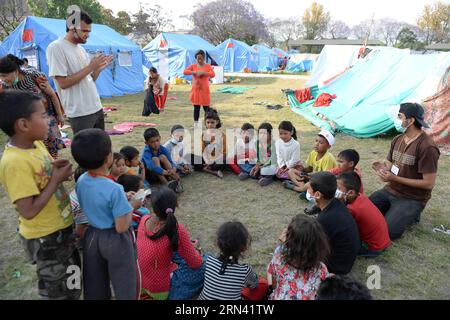 (150502) -- KATHMANDU, 2. Mai 2015 -- Freiwillige spielen Spiele mit Kindern in Kathmandu, Nepal, am 2. Mai 2015. Die Todesopfer des starken Erdbebens vom vergangenen Samstag in Nepal erreichten 6.659 und insgesamt 14.062 weitere wurden verletzt, sagte das heimatministerium am Samstag. )(bxq) NEPAL-KATHMANDU-SIEDLUNG QinxQing PUBLICATIONxNOTxINxCHN Kathmandu 2. Mai 2015 Spiele mit Kindern in Kathmandu Nepal AM 2. Mai 2015 erreichte die Todesrate von Load Samstag S starkes Erdbeben in Nepal 6 und insgesamt 14 weitere wurden verletzt das Heimatministerium des Landes sagte AM Samstag bxq Nepal Kat Stockfoto