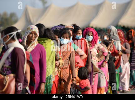 (150502) -- KATHMANDU, 2. Mai 2015 -- am 2. Mai 2015 stellen sich die Menschen in Kathmandu, Nepal, für Lieferungen an. Die Todesopfer des starken Erdbebens vom vergangenen Samstag in Nepal erreichten 6.659 und insgesamt 14.062 weitere wurden verletzt, sagte das heimatministerium am Samstag. )(bxq) NEPAL-KATHMANDU-SIEDLUNG QinxQing PUBLICATIONxNOTxINxCHN Kathmandu 2. Mai 2015 Prominente stellen sich für LIEFERUNGEN in Kathmandu Nepal AM 2. Mai 2015 die Todesopfer von Load Samstag S starkes Erdbeben in Nepal erreichte 6 und insgesamt 14 weitere wurden verletzt das Land S Home Ministry sagte AM Samstag bxq Nepal Kath Stockfoto