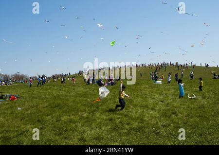 Kinder und ihre Eltern fliegen am 2,2015. Mai auf dem Cricket Hill in Chicago, USA, Drachen. Das jährliche Kids and Kites Festival, das vom Department of Cultural Affairs and Special Events of City Chicago organisiert wird, findet am Samstag in Chicago statt. Der Veranstalter stellte Kitesets für Kinder zum Bauen, Dekorieren und Fliegen und einige andere Aktivitäten zur Verfügung. HE Xianfeng) US-CHICAGO-KIDS AND KITES FESTIVAL hexianfeng PUBLICATIONxNOTxINxCHN Kids and their parents Fly Kites ON Cricket Hill in Chicago (USA) AM 2. Mai 2015 fand das jährliche Kids and Kites Festival statt, das vom Department of Cultural Affairs A organisiert wurde Stockfoto