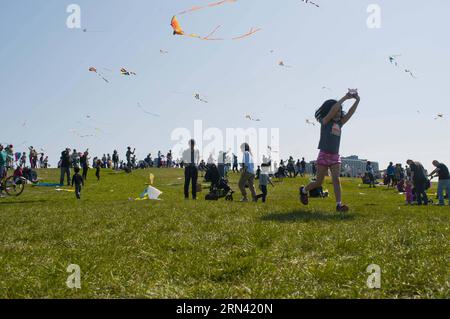 Kinder und ihre Eltern fliegen am 2,2015. Mai auf dem Cricket Hill in Chicago, USA, Drachen. Das jährliche Kids and Kites Festival, das vom Department of Cultural Affairs and Special Events of City Chicago organisiert wird, findet am Samstag in Chicago statt. Der Veranstalter stellte Kitesets für Kinder zum Bauen, Dekorieren und Fliegen und einige andere Aktivitäten zur Verfügung. HE Xianfeng) US-CHICAGO-KIDS AND KITES FESTIVAL hexianfeng PUBLICATIONxNOTxINxCHN Kids and their parents Fly Kites ON Cricket Hill in Chicago (USA) AM 2. Mai 2015 fand das jährliche Kids and Kites Festival statt, das vom Department of Cultural Affairs A organisiert wurde Stockfoto