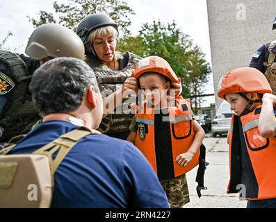 Nicht exklusiv: ZAPORIZHZHIA, UKRAINE - 31. AUGUST 2023 - Jungen tragen Helme und Rettungswesten, nachdem ihre Familien nach Zaporizhzhia gebracht wurden Stockfoto