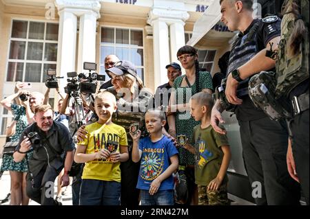 Nicht exklusiv: ZAPORIZHZHIA, UKRAINE - 31. AUGUST 2023 - Kinder zeigen Abzeichen, nachdem ihre Familien von der Frontlinie nach Zaporizhzhia gebracht wurden Stockfoto