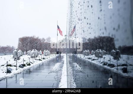 WASHINGTON DC, USA – das Korean war Veterans Memorial in Washington DC ist im Winter mit Schnee bedeckt. Das Denkmal in der National Mall ehrt die Veteranen des Koreakrieges mit 19 Edelstahlstatuen, die Soldaten auf Patrouille darstellen. Der Schnee verleiht der historischen Stätte eine ruhige und reflektierende Atmosphäre, die die feierliche Hommage an die Soldaten unterstreicht. Stockfoto