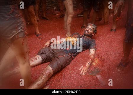 Valencia, Spanien. 30. August 2023. Ein Mann auf dem Boden schmiert sich während des tomatina-Festivals mit zerstoßener tomate. Ein weiteres Jahr, wie jeden letzten Mittwoch des Monats August, wurde La Tomatina in der valencianischen Stadt Buñol in Spanien gefeiert. Ein fest, das seit mehr als 50 Jahren stattfindet und an eine Meinungsverschiedenheit zwischen den Landwirten erinnert, die mit einem Tomatenkampf endete und das traditionelle Festival begründete. (Foto: David Canales/SOPA Images/SIPA USA) Credit: SIPA USA/Alamy Live News Stockfoto