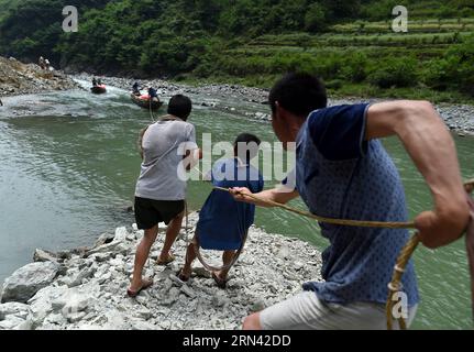 AKTUELLES ZEITGESCHEHEN Treideln - Bootsschlepper in Wuhan, China (150503) -- WUHAN, 3. Mai 2015 -- Foto aufgenommen am 30. April 2015 zeigt Boat Trackers, die ein Boot in der Nähe von Land entlang des Shennongxi Flusses in Badong County in der zentralchinesischen Provinz Hubei schleppen. Bereits in den 1950er Jahren waren die Einheimischen stark auf Bootsschlepper angewiesen, da der Verkehr recht begrenzt war. Da Shennongxi keine Zufahrt zu den Straßen hat, ist es der einzige Weg hinein und raus, und daher war es damals sehr beliebt, ein Fährtensucher zu sein. Ende der 1980er Jahre, mit neuen Straßen in den Bergen und der Entwicklung des Tourismus, begannen viele dieser Bootstracker zu tun Stockfoto