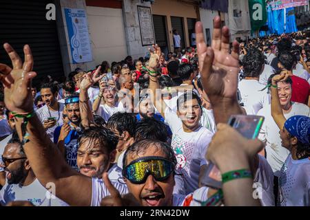 Valencia, Spanien. 30. August 2023. Eine Gruppe von Menschen hebt die Hände, wenn die Organisation Wasserstrahlen startet, um sich während des Tomatina Festivals abzukühlen. Ein weiteres Jahr, wie jeden letzten Mittwoch des Monats August, wurde La Tomatina in der valencianischen Stadt Buñol in Spanien gefeiert. Ein fest, das seit mehr als 50 Jahren stattfindet und an eine Meinungsverschiedenheit zwischen den Landwirten erinnert, die mit einem Tomatenkampf endete und das traditionelle Festival begründete. (Foto: David Canales/SOPA Images/SIPA USA) Credit: SIPA USA/Alamy Live News Stockfoto