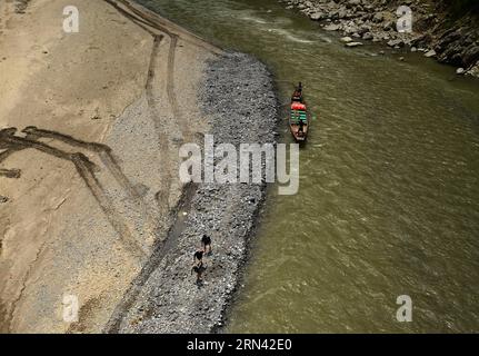 AKTUELLES ZEITGESCHEHEN Treideln - Bootsschlepper in Wuhan, China (150503) -- WUHAN, 3. Mai 2015 -- Foto aufgenommen am 30. April 2015 zeigt Bootsschlepper, die ein Boot entlang des Shennongxi-Flusses in Badong County der zentralchinesischen Provinz Hubei schleppen. Bereits in den 1950er Jahren waren die Einheimischen stark auf Bootsschlepper angewiesen, da der Verkehr recht begrenzt war. Da Shennongxi keine Zufahrt zu den Straßen hat, ist es der einzige Weg hinein und raus, und daher war es damals sehr beliebt, ein Fährtensucher zu sein. Ende der 1980er Jahre, mit neuen Straßen in den Bergen und der Entwicklung des Tourismus, begannen viele dieser Bootsschlepper, Drif zu liefern Stockfoto