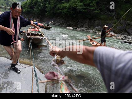 AKTUELLES ZEITGESCHEHEN Treideln - Bootsschlepper in Wuhan, China (150503) -- WUHAN, 3. Mai 2015 -- Foto aufgenommen am 30. April 2015 zeigt einen Bootstracker, der ein Boot in der Nähe des Shennongxi Flusses in der Provinz Badong in der zentralchinesischen Provinz Hubei zieht. Bereits in den 1950er Jahren waren die Einheimischen stark auf Bootsschlepper angewiesen, da der Verkehr recht begrenzt war. Da Shennongxi keine Zufahrt zu den Straßen hat, ist es der einzige Weg hinein und raus, und daher war es damals sehr beliebt, ein Fährtensucher zu sein. Ende der 1980er Jahre, mit neuen Straßen in den Bergen und der Entwicklung des Tourismus, begannen viele dieser Bootsschlepper Stockfoto