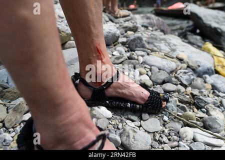 AKTUELLES ZEITGESCHEHEN Treideln - Bootsschlepper in Wuhan, China (150503) -- WUHAN, 3. Mai 2015 -- Foto aufgenommen am 30. April 2015 zeigt, dass die Füße eines Bootstrackers roh sind, weil Felsen entlang des Shennongxi Flusses in Badong County in der zentralchinesischen Provinz Hubei. Bereits in den 1950er Jahren waren die Einheimischen stark auf Bootsschlepper angewiesen, da der Verkehr recht begrenzt war. Da Shennongxi keine Zufahrt zu den Straßen hat, ist es der einzige Weg hinein und raus, und daher war es damals sehr beliebt, ein Fährtensucher zu sein. Ende der 1980er Jahre, mit neuen Straßen in den Bergen und der Entwicklung des Tourismus, viele dieser Bootsschlepper Stockfoto