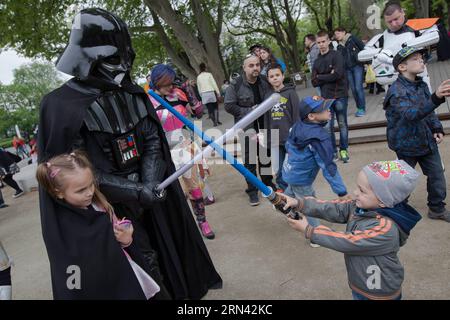 (150503) -- BUDAPEST, 3. Mai 2015 -- Ungarns Star Wars Fans, die als ihre Lieblingsfiguren verkleidet sind, feiern den Star Wars Day, der am 4. Mai 2015 in Budapest, Ungarn, stattfindet. UNGARN-BUDAPEST-STAR WARS DAY-CELEBTATION AttilaxVolgyi PUBLICATIONxNOTxINxCHN Budapest 3. Mai 2015 Ungarn S Star Wars-Anhänger, die als ihre Lieblingsfiguren gekleidet sind, feiern den Star Wars Day, der AM 4. Mai in Budapest fällt Ungarn AM 3. Mai 2015 Budapest Star Wars Day ATTILAxVOLGYI PUBLICATIONxNOTxINxCHN Stockfoto