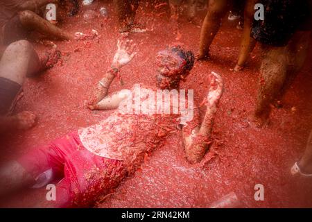 Valencia, Spanien. 30. August 2023. Während des tomatina-Festivals ernährt sich ein Mann mit zerstoßenen Tomaten. Ein weiteres Jahr, wie jeden letzten Mittwoch des Monats August, wurde La Tomatina in der valencianischen Stadt Buñol in Spanien gefeiert. Ein fest, das seit mehr als 50 Jahren stattfindet und an eine Meinungsverschiedenheit zwischen den Landwirten erinnert, die mit einem Tomatenkampf endete und das traditionelle Festival begründete. (Foto: David Canales/SOPA Images/SIPA USA) Credit: SIPA USA/Alamy Live News Stockfoto