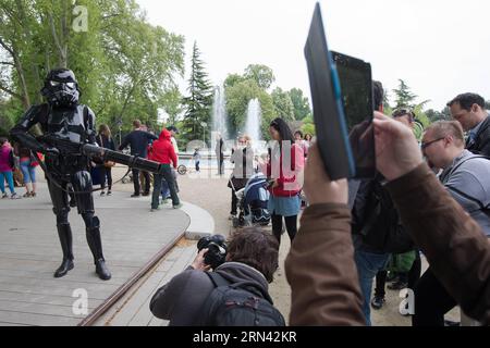 (150503) -- BUDAPEST, 3. Mai 2015 -- Ungarns Star Wars Fans, die als ihre Lieblingsfiguren verkleidet sind, feiern den Star Wars Day, der am 4. Mai 2015 in Budapest, Ungarn, stattfindet. UNGARN-BUDAPEST-STAR WARS DAY-CELEBTATION AttilaxVolgyi PUBLICATIONxNOTxINxCHN Budapest 3. Mai 2015 Ungarn S Star Wars-Anhänger, die als ihre Lieblingsfiguren gekleidet sind, feiern den Star Wars Day, der AM 4. Mai in Budapest fällt Ungarn AM 3. Mai 2015 Budapest Star Wars Day ATTILAxVOLGYI PUBLICATIONxNOTxINxCHN Stockfoto