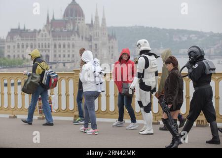 (150503) -- BUDAPEST, 3. Mai 2015 -- Ungarns Star Wars Fans, die als ihre Lieblingsfiguren verkleidet sind, feiern den Star Wars Day, der am 4. Mai 2015 in Budapest, Ungarn, stattfindet. UNGARN-BUDAPEST-STAR WARS DAY-CELEBTATION AttilaxVolgyi PUBLICATIONxNOTxINxCHN Budapest 3. Mai 2015 Ungarn S Star Wars-Anhänger, die als ihre Lieblingsfiguren gekleidet sind, feiern den Star Wars Day, der AM 4. Mai in Budapest fällt Ungarn AM 3. Mai 2015 Budapest Star Wars Day ATTILAxVOLGYI PUBLICATIONxNOTxINxCHN Stockfoto