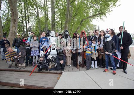 (150503) -- BUDAPEST, 3. Mai 2015 -- Ungarns Star Wars Fans, die als ihre Lieblingsfiguren verkleidet sind, feiern den Star Wars Day, der am 4. Mai 2015 in Budapest, Ungarn, stattfindet. UNGARN-BUDAPEST-STAR WARS DAY-CELEBTATION AttilaxVolgyi PUBLICATIONxNOTxINxCHN Budapest 3. Mai 2015 Ungarn S Star Wars-Anhänger, die als ihre Lieblingsfiguren gekleidet sind, feiern den Star Wars Day, der AM 4. Mai in Budapest fällt Ungarn AM 3. Mai 2015 Budapest Star Wars Day ATTILAxVOLGYI PUBLICATIONxNOTxINxCHN Stockfoto