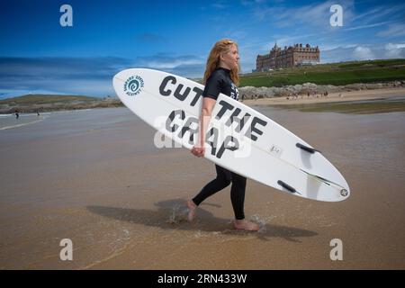 Fistral Beach Cornwall, Großbritannien, 23/07/2023 Surfer Against Sewage Izzy Ross , Campaigns Manager Stockfoto