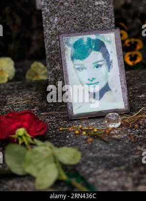 (150504) - GENF, 4. Mai 2015 -- Eine Rose wird am Grab der Schauspielerin Audrey Hepburn im Dorf Tolochenaz in der Schweiz am 4. Mai 2015 aufgestellt. Audrey Hepburn, geboren in Brüssel, Belgien, 4. Mai 1929, wurde als Film- und Modesikone im Goldenen Zeitalter Hollywoods anerkannt und vom American Film Institute auch als eine der größten weiblichen Leinwandlegenden in der Geschichte des amerikanischen Kinos angesehen. SCHWEIZ-MORGES-AUDREY HEPBURN-JUBILÄUM XuxJinquan PUBLICATIONxNOTxINxCHN Genf 4. Mai 2015 eine Rose WIRD AM Grab der Schauspielerin Audrey Hepburn im Dorf Tolochenaz in der Schweiz AM 4. Mai platziert Stockfoto