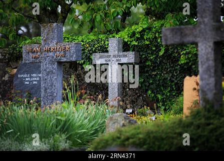 (150504) - GENF, 4. Mai 2015 -- der Grabstein der Schauspielerin Audrey Hepburn (C) wird bei einer Zeremonie im Dorf Tolochenaz in der Schweiz am 4. Mai 2015 gesehen. Audrey Hepburn, geboren in Brüssel, Belgien, 4. Mai 1929, wurde als Film- und Modesikone im Goldenen Zeitalter Hollywoods anerkannt und vom American Film Institute auch als eine der größten weiblichen Leinwandlegenden in der Geschichte des amerikanischen Kinos angesehen. SCHWEIZ-MORGES-AUDREY HEPBURN-JUBILÄUM XuxJinquan PUBLICATIONxNOTxINxCHN Genf 4. Mai 2015 der Grabstein der Schauspielerin Audrey Hepburn C IST Seen in A im Dorf Tolochenaz in Swit Stockfoto