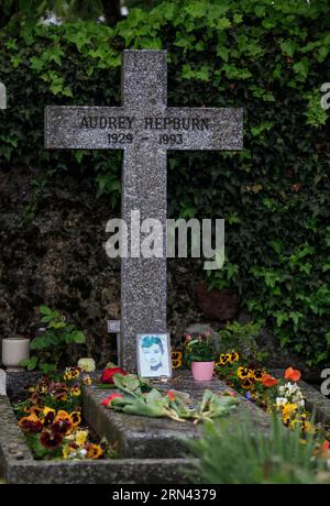 (150504) -- GENF, 4. Mai 2015 -- Blumen werden am Grab der Schauspielerin Audrey Hepburn im Dorf Tolochenaz in der Schweiz, 4. Mai 2015, aufgestellt. Audrey Hepburn, geboren in Brüssel, Belgien, 4. Mai 1929, wurde als Film- und Modesikone im Goldenen Zeitalter Hollywoods anerkannt und vom American Film Institute auch als eine der größten weiblichen Leinwandlegenden in der Geschichte des amerikanischen Kinos angesehen. SCHWEIZ-MORGES-AUDREY HEPBURN-JAHRESTAG XuxJinquan PUBLICATIONxNOTxINxCHN Genf 4. Mai 2015 AUF dem Grab der Schauspielerin Audrey Hepburn im Dorf Tolochenaz in der Schweiz M befinden sich Blumen Stockfoto