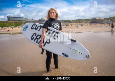 Fistral Beach Cornwall, Großbritannien, 23/07/2023 Surfer Against Sewage Izzy Ross , Campaigns Manager Stockfoto