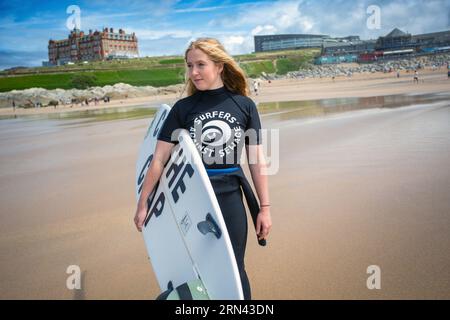 Fistral Beach Cornwall, Großbritannien, 23/07/2023 Surfer Against Sewage Izzy Ross , Campaigns Manager Stockfoto