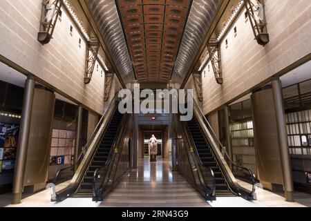 Union Station Rolltreppen Washington DC // DSC-RX100M5 | Brennweite (35 mm äquiv): 24 mm | Verschlusszeit: ¹₃₀ ƒ Sek. | Blende: / 2,8 | ISO 500 | Belichtungsausdehnung: 0 EV Stockfoto