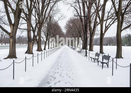 WASHINGTON DC, USA – die National Mall in Washington DC ist während der Wintersaison mit Schnee bedeckt. In dieser berühmten Gegend gibt es zahlreiche historische Sehenswürdigkeiten, darunter das Washington Monument, das Lincoln Memorial und das US Capitol. Der Schnee verleiht der Landschaft eine ruhige und malerische Qualität und zieht Touristen und Fotografen in die Hauptstadt der Nation. Stockfoto