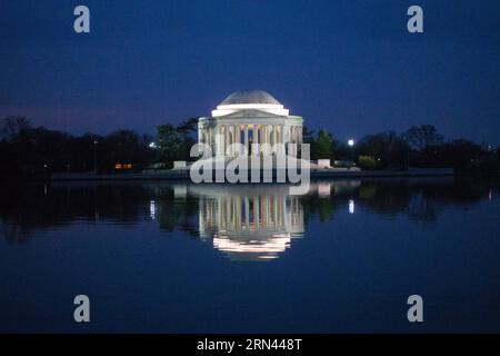 WASHINGTON, D.C., Vereinigte Staaten – das Thomas Jefferson Memorial spiegelt sich nachts im stillen Wasser des Tidal Basin wider. Das neoklassizistische Denkmal, das dem dritten Präsidenten der Vereinigten Staaten gewidmet ist, wird vor dem dunklen Himmel beleuchtet. Die gewölbte Struktur und das Spiegelbild bilden eine symmetrische Szene auf der National Mall. Stockfoto