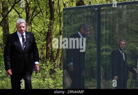 (150506) -- SCHLOSS HOLTE-STUKENBROCK, 6. Mai 2015 -- Bundespräsident Joachim Gauck nimmt am 6. Mai 2015 an einer Zeremonie zum 70. Jahrestag des Endes des Zweiten Weltkriegs auf dem Gedenkfriedhof des Kriegsgefangenenlagers für Sowjets in Schloss Holte-Stukenbrock Teil. ) (Djj) DEUTSCHLAND-SCHLOSS HOLTE-STUKENBROCK-JOACHIM GAUCK-WWII-GEDENKEN LuoxHuanhuan PUBLICATIONxNOTxINxCHN Schloss holched Stukenbrock 6. Mai 2015 Bundespräsident Joachim Gauck nimmt an einer Zeremonie zum 70. Jahrestag des Endes der Welt war II AUF dem Gedenkfriedhof der P Teil Stockfoto
