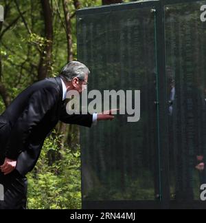 (150506) -- SCHLOSS HOLTE-STUKENBROCK, 6. Mai 2015 -- Bundespräsident Joachim Gauck liest Inschriften während einer Zeremonie zum 70. Jahrestag des Endes des Zweiten Weltkriegs auf dem Gedenkfriedhof des Kriegsgefangenenlagers für Sowjets in Schloss Holte-Stukenbrock, Deutschland, am 6. Mai 2015. ) DEUTSCHLAND-SCHLOSS HOLTE-STUKENBROCK-JOACHIM GAUCK-WWII-GEDENKEN LuoxHuanhuan PUBLICATIONxNOTxINxCHN Schloss holte Stukenbrock 6. Mai 2015 Bundespräsident Joachim Gauck liest Inschriften während einer Zeremonie zum 70. Jahrestag des Weltuntergangs war II Stockfoto