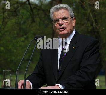 (150506) -- SCHLOSS HOLTE-STUKENBROCK, 6. MAI 2015 -- Bundespräsident Joachim Gauck hält eine Rede anlässlich des 70. Jahrestages des Endes des Zweiten Weltkriegs auf dem Friedhof des Kriegsgefangenenlagers für Sowjets in Schloss Holte-Stukenbrock am 6. Mai 2015. DEUTSCHLAND-SCHLOSS HOLTE-STUKENBROCK-JOACHIM GAUCK-WWII-GEDENKEN LuoxHuanhuan PUBLICATIONxNOTxINxCHN Schloss holched Stukenbrock 6. Mai 2015 Bundespräsident Joachim Gauck hält eine Rede anlässlich des 70. Jahrestages des Endes der Welt war II AM Th Stockfoto