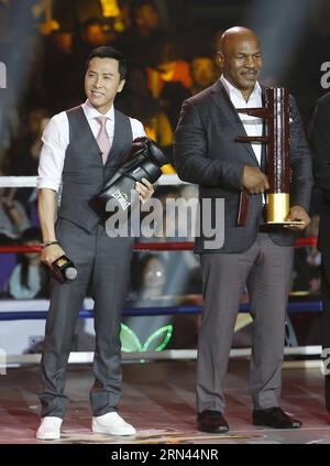 (150506) -- SHANGHAI, 6. Mai 2015 -- der ehemalige Schwergewichts-Weltmeister Mike Tyson (R) und der Schauspieler Donnie Yen nahmen am 6. Mai 2015 an einer Pressekonferenz des Films IP man 3 in Shanghai, Ostchina, Teil. Mike Tyson soll eine Rolle in dem Film spielen. )(mcg) CHINA-SHANGHAI-FILM IP MAN 3-PRESSEKONFERENZ (CN) DingxTing PUBLICATIONxNOTxINxCHN Shanghai 6. Mai 2015 der ehemalige Weltmeister im Schwergewicht Mike Tyson r und der Schauspieler Donnie Yen nehmen an einer Pressekonferenz des Films IP man 3 in Shanghai am 6. Mai 2015 Teil Mike Tyson WIRD voraussichtlich eine Rolle spielen in The Film mcg China Shanghai Film IP man 3 Press confe Stockfoto