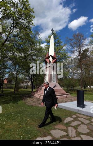 (150506) -- SCHLOSS HOLTE-STUKENBROCK, 6. Mai 2015 -- Bundespräsident Joachim Gauck nimmt am 6. Mai 2015 an einer Zeremonie zum 70. Jahrestag des Endes des Zweiten Weltkriegs auf dem Gedenkfriedhof des Kriegsgefangenenlagers für Sowjets in Schloss Holte-Stukenbrock Teil. ) (Djj) DEUTSCHLAND-SCHLOSS HOLTE-STUKENBROCK-JOACHIM GAUCK-WWII-GEDENKEN LuoxHuanhuan PUBLICATIONxNOTxINxCHN Schloss holched Stukenbrock 6. Mai 2015 Bundespräsident Joachim Gauck nimmt an einer Zeremonie zum 70. Jahrestag des Endes der Welt war II AUF dem Gedenkfriedhof der P Teil Stockfoto