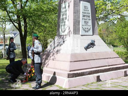 (150506) -- SCHLOSS HOLTE-STUKENBROCK, 6. MAI 2015 -- Bundespräsident Joachim Gauck legt am 6. Mai 2015 auf dem Friedhof des Kriegsgefangenenlagers für Sowjets in Schloss Holte-Stukenbrock einen Kranz zum 70. Jahrestag des Endes des Zweiten Weltkriegs. DEUTSCHLAND-SCHLOSS HOLTE-STUKENBROCK-JOACHIM GAUCK-WWII-GEDENKEN LuoxHuanhuan PUBLICATIONxNOTxINxCHN Schloss holte Stukenbrock 6. Mai 2015 Bundespräsident Joachim Gauck legt einen Trauergesang anlässlich des 70. Jahrestages des Endes der Welt war II Stockfoto