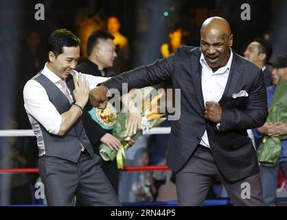 (150506) -- SHANGHAI, 6. Mai 2015 -- der ehemalige Schwergewichts-Weltmeister Mike Tyson (R) und der Schauspieler Donnie Yen interagieren während einer Pressekonferenz des Films IP man 3 in Shanghai, Ostchina, 6. Mai 2015. Mike Tyson soll eine Rolle in dem Film spielen. )(mcg) CHINA-SHANGHAI-FILM IP MAN 3-PRESSEKONFERENZ (CN) DingxTing PUBLICATIONxNOTxINxCHN Shanghai 6. Mai 2015 der ehemalige Weltmeister im Schwergewicht Mike Tyson r und der Schauspieler Donnie Yen interagieren miteinander während einer Pressekonferenz des Film IP man 3 in Shanghai am 6. Mai 2015 WIRD Mike Tyson erwartet eine Rolle im spielen Stockfoto