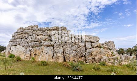 Ggantija, Gozo Island, Malta - 15. April 2023: Ġgantija ist ein megalithischer Tempelkomplex aus der neolithischen Zeit auf der Insel Gozo in Malta, touristisch Stockfoto